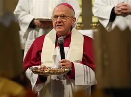 Litoměřický biskup Jan Baxant požehná tříkrálovým koledníkům